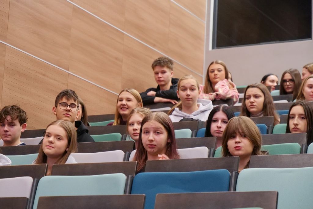 słuchacze w auli siedzą